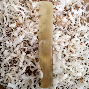 Peine de Cuerno de Vaca Hecho a Mano, Forma Natural, Moderno y Ecológico, Suave y Pulido, Antiencrespamiento, Desenredante para Cabello Grueso, Rizado y Liso - Product Image 1