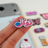 Individuelle Metall-Emaille Geprägte Handyaufkleber Selbstklebend Rosa Thema Arabischer Slogan Schmetterling Königin Krone Kuchen Kaffeetasse DIY