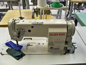 Machine à coudre à plat à alimentation unifiée à aiguille simple Golden Wheel 4150 d'occasion à bas prix, trois machines synchronisées - Product Image 4