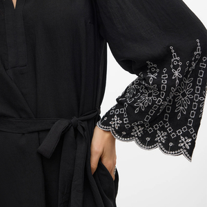 Robe midi fluide noire brodée <span class=keywords><strong>style</strong></span> bohème <span class=keywords><strong>chic</strong></span> pour femme, coupe décontractée avec détails en dentelle, vente en gros personnalisée Wisrise Fashion - Product Image 5