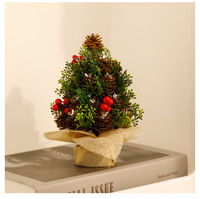 Nouvelle mini-ornement de Noël pour table avec pommes de pin, baies rouges, verdure artificielle et base en toile de jute – Vente en gros