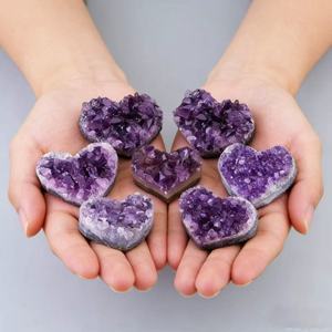 Vente en gros de pierres de méditation Reiki en améthyste naturelle du Brésil gravées en forme de cœur, pour la guérison énergétique et l'artisanat en cristal de quartz - Product Image 1