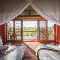 Maison de conteneur préfabriquée écologique résistante aux intempéries avec cadre en acier robuste et salle de bain pour un glamping de luxe en plein air