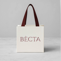 Sac shopping carré en papier personnalisé bordeaux avec logo de marque et large ruban, idéal pour emballage cadeau de bijoux et vêtements haut de gamme
