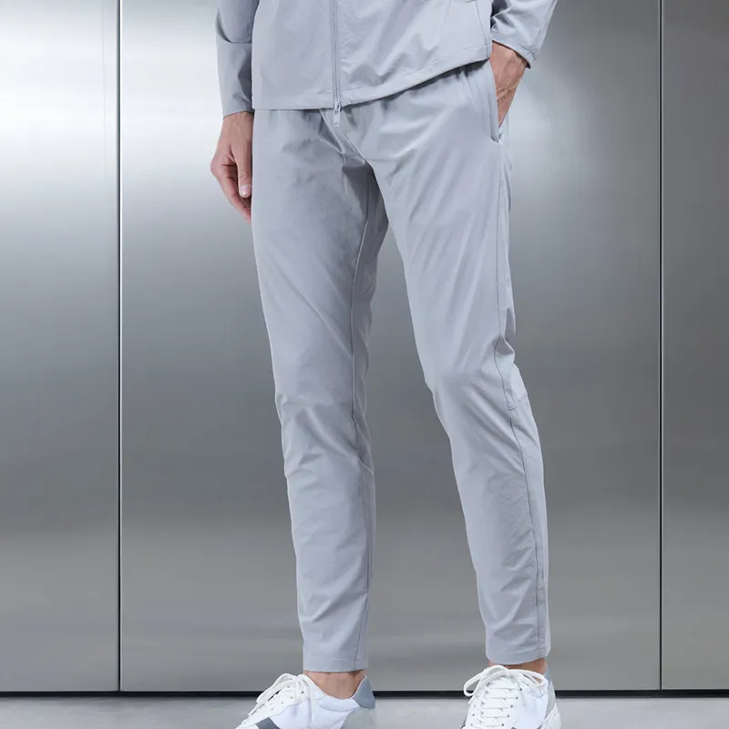 Pantalon décontracté en polyester vierge de haute qualité Personnalisez votre logo et profitez d'un pantalon chino pour hommes de style décontracté à la mode/