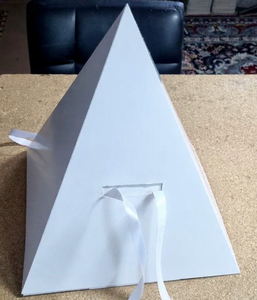 Caja Piramidal para Repostería para Llevar con 4 Capas y Asas, Empaque de Cartón Triangular con Impresión Personalizada - Product Image 1