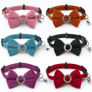 Collier pour chat élégant et mignon en polyester avec nœud papillon et clochette, réglable, anti-perte, pour la promenade quotidienne, les fêtes et l'extérieur - Product Image 1