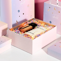 Boîte d'emballage de luxe rectangulaire en papier couché rose pour cosmétiques et soins de la peau, avec logo en relief, vernissage, matériaux recyclés, auto-érectrice