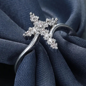 Anello Geometrico con Zirconi per Donne, Gioiello Creativo per Fidanzamento e Matrimonio - Product Image 4