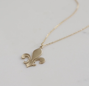 Collier Pendentif Fleur de Lys Personnalisé en Acier Inoxydable Plaqué Or, Pendentif Drapeau et Épée, Breloque Fleur de Lys - Product Image 4