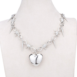 Collar con Colgante de Corazón de Plata Tibetana, Diseño de Alambre de Púas, Joyería Gótica y Vanguardista - Product Image 2