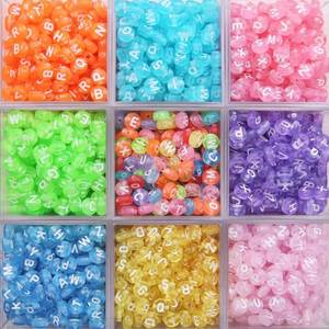 Kit de Manualidades para Hacer Pulseras con Cuentas Redondas de Acrílico con Letras del Alfabeto, 1200 Letras Doradas para Hacer Joyería - Product Image 3