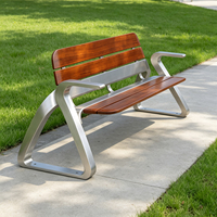 Banc de parc moderne en acier inoxydable et bois massif pour extérieur urbain avec dossier long et poignée