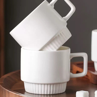 Mug à café en céramique blanc mat empilable avec poignée, logo et design personnalisés, pour cadeau promotionnel et usage au bureau