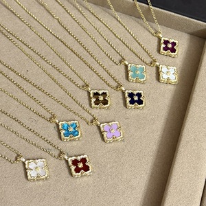 Collier trèfle à quatre feuilles style italien, chaîne de clavicule en nacre, chaîne de pull fleurie incrustée de diamants, unisexe, pour usage quotidien - Product Image 2