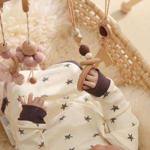 Gymnase de jeu <span class=keywords><strong>pour</strong></span> <span class=keywords><strong>bébé</strong></span> en bois naturel écologique avec ensemble de jouets mobiles suspendus et tapis doux <span class=keywords><strong>pour</strong></span> le développement de l'enfant et la coordination œil-main - Product Image 2