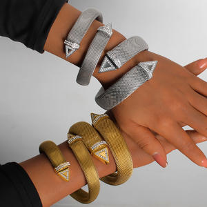 Bracelet ouvert pour femme YF6582, style rétro français, en acier inoxydable plaqué or 18 carats, maille exagérée, zircon, étanche - Product Image 2