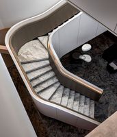 Escalier en spirale en marbre blanc naturel George Group avec marches en bois massif et garde-corps en verre pour usage intérieur en appartement