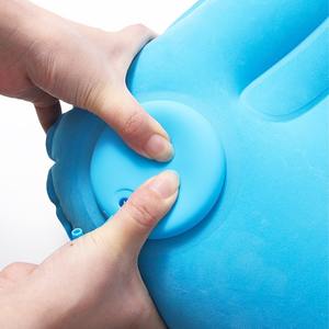 Almohada Inflable Portátil para Viajes, Diseño Cuadrado, para Camping y Uso en Exteriores, en Colores Azul Pavo Real, Rosa y Azul Marino - Product Image 1