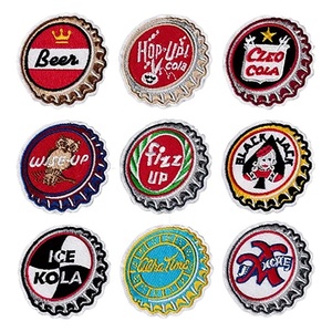 Parches Multifuncionales Sostenibles de Tela Twill con Bordado de Corazón Personalizado para Tapas de Botellas de <span class=keywords><strong>Cerveza</strong></span> <span class=keywords><strong>Busch</strong></span> <span class=keywords><strong>Light</strong></span> Coors <span class=keywords><strong>Light</strong></span> Keystone - Product Image 1
