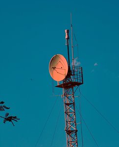 Torre de Comunicación de Acero Galvanizado con Estructura Angular Personalizada de 3 Patas, Mástil de Antena de 10M-150M de Altura, Marca JUNHAO, ISO9001 - Product Image 5