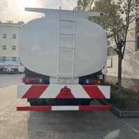 Camion-citerne HOWO 8x4 d'occasion 28000L avec déflecteur anti-ondes, conduite stable pour routes accidentées en Afrique, équipé d'un dispositif de sécurité anti-explosion