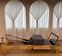 Máquina de Pilates Reformer Telescópica Profesional Comercial de Roble de Tamaño Completo Personalizada con Resortes Duraderos y Caja para Ejercicios de Yoga y Fortalecimiento del Core