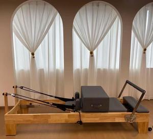 Máquina de Pilates Reformer Telescópica Profesional Comercial de Roble de Tamaño Completo Personalizada con Resortes Duraderos y Caja para Ejercicios de Yoga y Fortalecimiento del Core - Product Image 2
