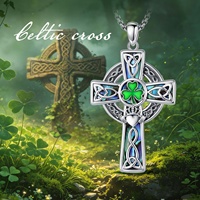 Colgante de Cruz Celta Oxidada con Baño de Plata Grueso, Trébol Verde Esmaltado, Collar de Fe Irlandesa con Malaquita, Concha de Abulón y Obsidiana