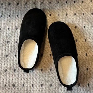 Zapatillas Müller de cuero, gamuza y lana con bordados. Pantuflas de casa estilo retro, acolchadas, color marrón, tipo zapatilla de pan. - Product Image 2