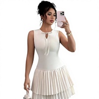 Robe mini sans manches pour femme, col à découpe avec lien sur le devant, coupe ajustée, jupe plissée double couche, robe d'été décontractée pour soirée