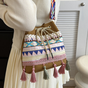 حقيبة دلو نسائية على الطراز العرقي مصنوعة يدوياً بشراشيب منسوجة من البوليستر بإغلاق رباط للكتف - Product Image 4