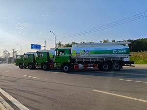 Camion de transport d'aliments lourds SHACMAN F3000 30 m³ avec système hydraulique pour le transport de l'alimentation des poulets et la livraison aux fermes d'élevage - Product Image 3