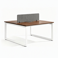 Poste de travail partagé pour employés avec cloison en tissu, plateau en bois veiné et pieds en métal pour mobilier de bureau