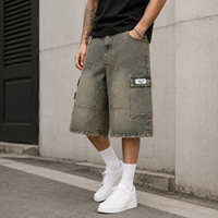 Shorts cargo en jean personnalisés, délavage vintage, ourlet brut, multi-poches, coupe ample, jorts, marque privée, logo personnalisé pour jeunes hommes urbains