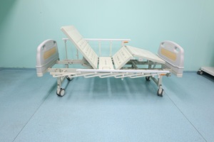 Медицинская кровать LK-B2 с 2 регулируемыми секциями, с медицинским матрасом, для интенсивной терапии и ухода за пациентами - Product Image 3