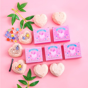Juguete de excavación de piedras preciosas en forma de corazón, kit de excavación de arcilla de 7x7cm para niños, exploración de la naturaleza, caza de tesoros fósiles DIY - Product Image 2