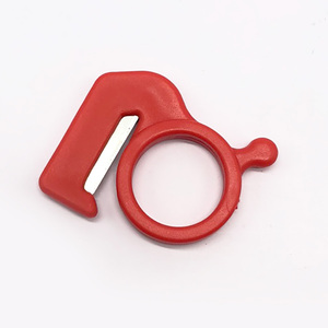 Cuchillo <span class=keywords><strong>de</strong></span> <span class=keywords><strong>seguridad</strong></span> rojo <span class=keywords><strong>de</strong></span> plástico para cortar anillos y cuerdas al por mayor - Product Image 1