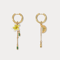 Anting-anting gantung motif bunga enamel musim panas yang sedang tren, dengan aksen mutiara dan kristal, berlapis emas, untuk wanita, perhiasan telinga sehari-hari.