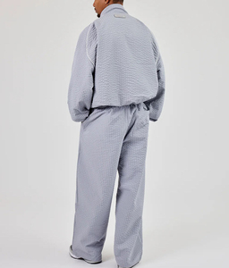 Ensemble survêtement léger coupe oversize en nylon et rayonne avec col cheminée et bordure contrastante, comprenant une veste coupe-vent personnalisée et un pantalon de jogging - Product Image 2