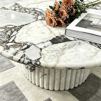 Table basse ronde en marbre Calacatta Viola avec base cylindrique cannelée pour salon de villa et projets d'aménagement intérieur résidentiel