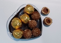 Vente en gros de boîtes cadeaux personnalisées à double cœur avec étiquette privée OEM, remplies de chocolat composé au cacao, de friandises croquantes et de pralines