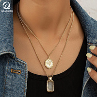 Colliers superposés en alliage doré pour femmes, colliers à pendentifs double couche empilables avec pièces de monnaie, colliers à pendentifs carrés en résine transparente