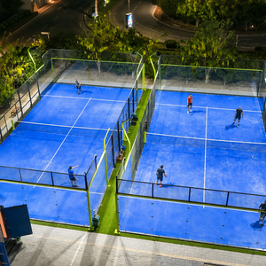 Pista de Pádel Comercial de 20x10m Llave en Mano con Césped Sintético, Vidrio y Asientos para Pueblos Costeros y Paseos Marítimos - Product Image 4