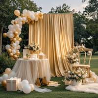 Rideau de fond en satin champagne adapté pour les mariages