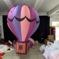 Ballon à air chaud gonflable suspendu avec motif rayé rose et violet et panier en osier pour la décoration d'événements festifs et de mariages