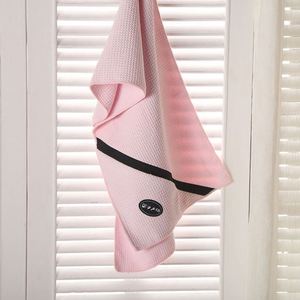 Serviette de sport rafraîchissante personnalisée avec logo, en microfibre gaufrée, avec poche zippée pour promotions - Product Image 3