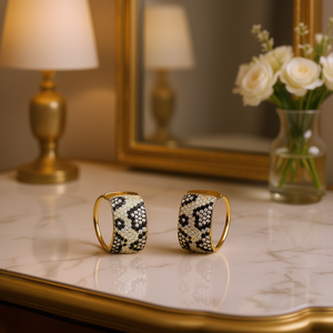 Orecchini a Cerchio Dorati E4599 con Diamanti Taglio Brillante Rotondo, Gioielli di Lusso da Donna con Micro Incastonature Geometriche - Product Image 2