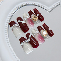 Kistvormige nagels bordeauxrood en goud ombre opzetnagels ABS machinaal gemaakt 24 stuks Franse tip nagels met strik voor vrouwen