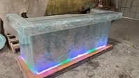 Comptoir de bar en cristal de glace transparent éclairé par LED de grande taille pour l'affichage intérieur des hôtels et des complexes hôteliers de luxe